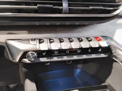 Photo 12 Peugeot 3008  Hybrid 225 e-EAT8 GT Pack