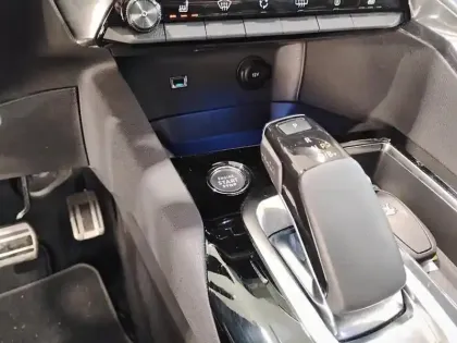 Photo 23 Peugeot 3008  Hybrid 225 e-EAT8 GT