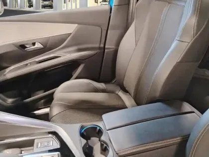 Photo 8 Peugeot 3008  Hybrid 225 e-EAT8 GT