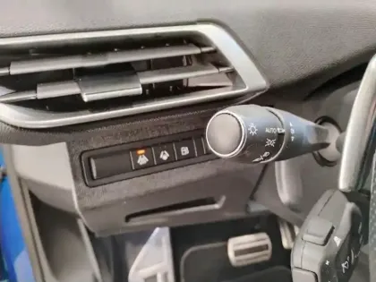 Photo 16 Peugeot 3008  Hybrid 225 e-EAT8 GT