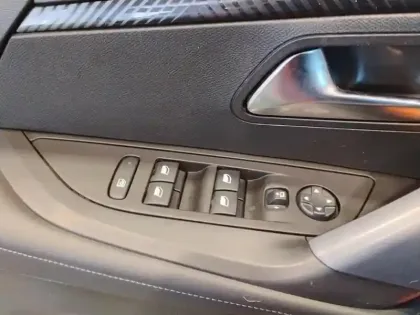 Photo 19 Peugeot 2008  PureTech 100 S&S BVM6 Allure