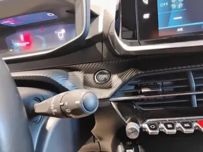 Photo 17 Peugeot 2008  PureTech 100 S&S BVM6 Allure