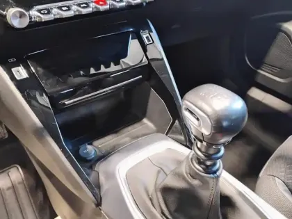 Photo 23 Peugeot 2008  PureTech 100 S&S BVM6 Allure