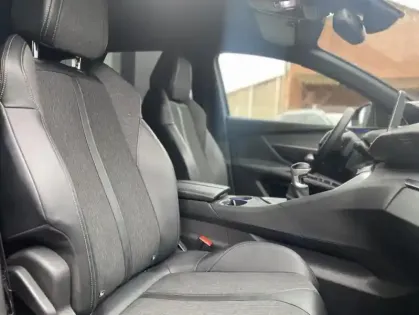 Photo 30 Peugeot 3008 II Puretech 130 S&S GT LINE