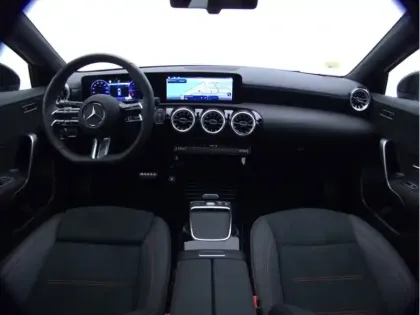 Photo 11 Mercedes Classe A 200 d AMG Line