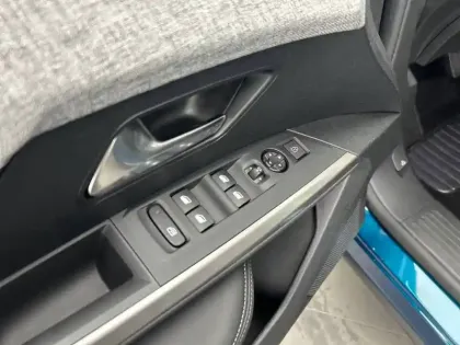 Photo 17 Peugeot 3008  Hybrid 145 e-DCS6