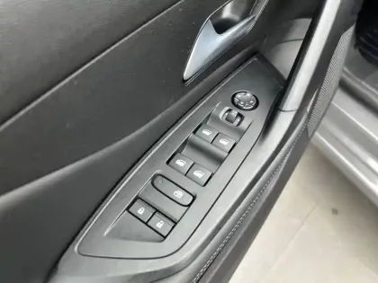 Photo 17 Peugeot 308  Hybrid 136 e-DCS6