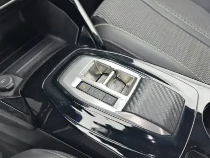 Photo 13 Peugeot 2008  Hybrid 136 e-DCS6