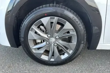 Photo 8 Peugeot 208  Electrique 50 kWh 136ch