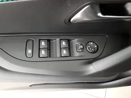 Photo 21 Peugeot 2008  PureTech 130 S&S EAT8