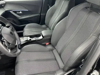 Photo 33 Peugeot 2008  Hybrid 136 e-DCS6