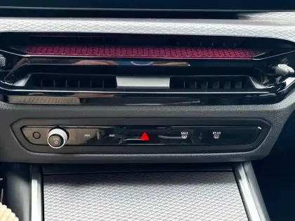 Photo 20 BMW Serie 3 Touring 330e 292 ch BVA8