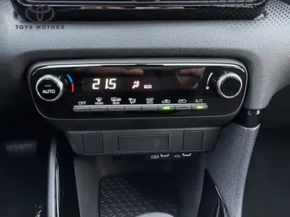 Photo 15 Toyota Yaris Hybride 116h Design Pack Confort 11