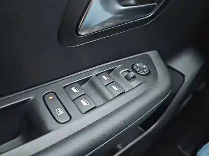 Photo 17 Peugeot 208  PureTech 100 S&S BVM6