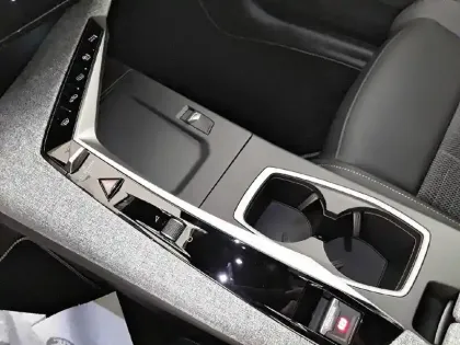 Photo 45 Peugeot 5008  Hybrid 145 e-DCS6