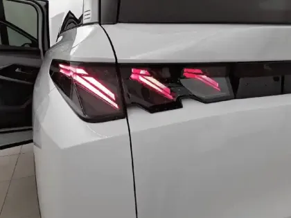 Photo 16 Peugeot 5008  Hybrid 145 e-DCS6