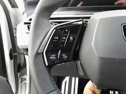 Photo 52 Peugeot 5008  Hybrid 145 e-DCS6