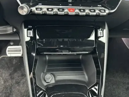 Photo 27 Peugeot 2008  Hybrid 145 e-DCS6