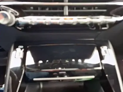 Photo 64 Peugeot 2008  Electrique 136 ch