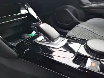 Photo 13 Peugeot 2008  Electrique 136 ch