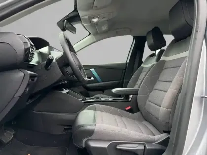 Photo 10 Citroën C4 e- 136 ch Automatique