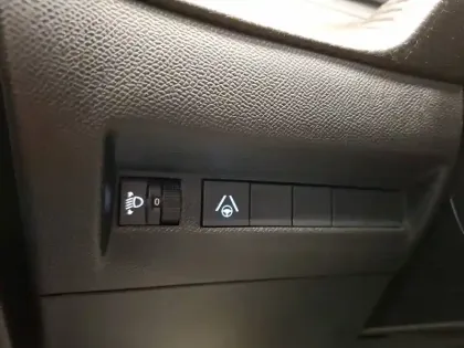 Photo 61 Peugeot 2008  Hybrid 136 e-DCS6