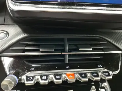 Photo 30 Peugeot 2008  Hybrid 136 e-DCS6