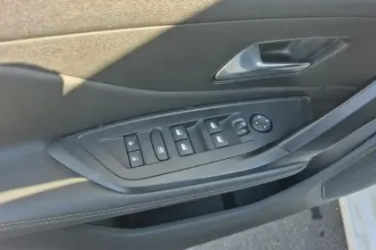 Photo 15 Peugeot 308  SW PureTech 130ch S&S BVM6