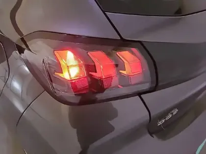 Photo 38 Peugeot 208  BlueHDi 100 S&S BVM6