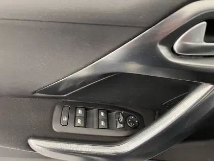 Photo 31 Peugeot 2008  BlueHDi 100ch S&S BVM5