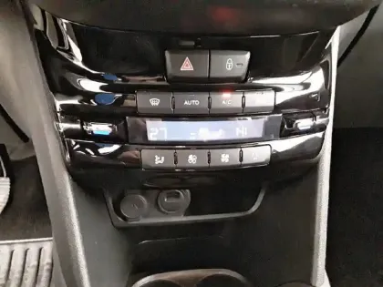 Photo 18 Peugeot 208  BlueHDi 100ch S&S BVM5