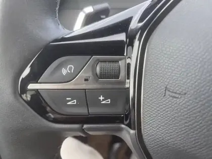 Photo 18 Peugeot 208  PureTech 100 S&S EAT8