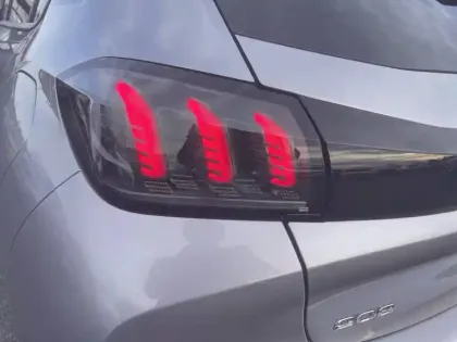 Photo 16 Peugeot 208  PureTech 100 S&S EAT8