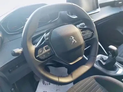 Photo 8 Peugeot 208  PureTech 75 S&S BVM5