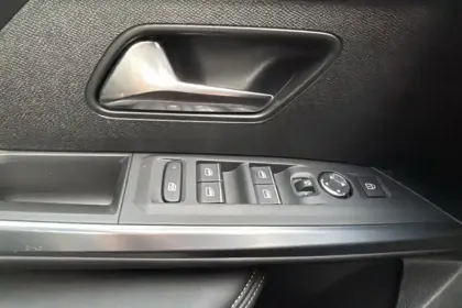 Photo 84 Peugeot 3008  Hybrid 136 e-DCS6