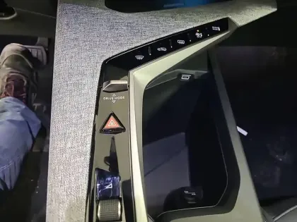 Photo 17 Peugeot 3008  Hybrid 145 e-DCS6