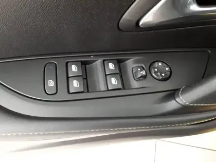 Photo 39 Peugeot 208  PureTech 100 S&S EAT8