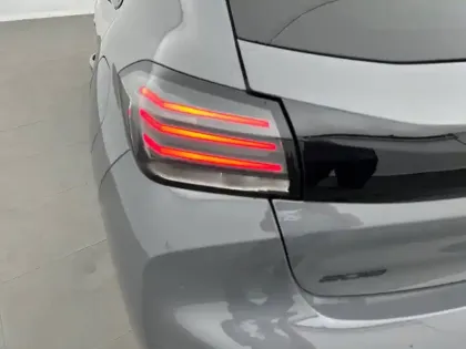 Photo 16 Peugeot 208  PureTech 100 S&S BVM6