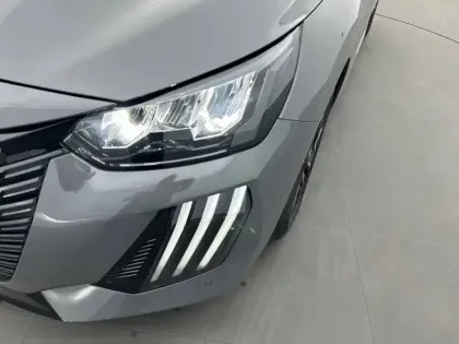 Photo 43 Peugeot 208  PureTech 100 S&S BVM6