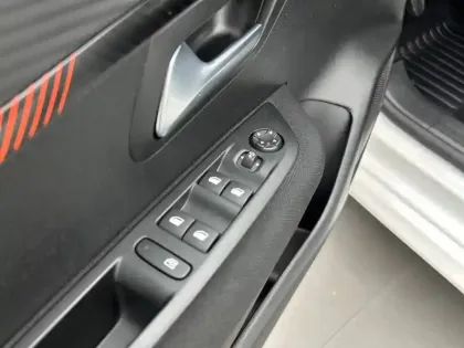 Photo 77 Peugeot 208  PureTech 75 S&S BVM5