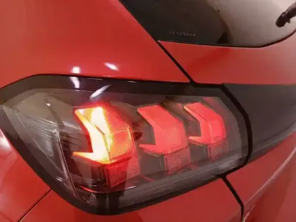 Photo 16 Peugeot 208  PureTech 100 S&S BVM6