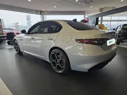 Photo 6 Alfa Romeo Giulia  2.2 Diesel 210ch Veloce Q4 AT8