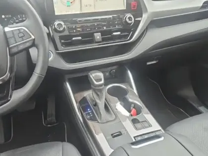 Photo 13 Toyota Highlander  2.5 Hybrid 248ch Lounge AWD-I MY22