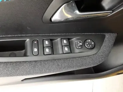 Photo 19 Peugeot 208  Electrique 50 kWh 136ch