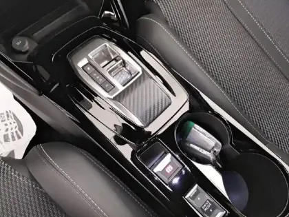 Photo 13 Peugeot 2008  Hybrid 136 e-DCS6