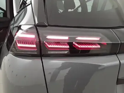 Photo 16 Peugeot 2008  Hybrid 136 e-DCS6