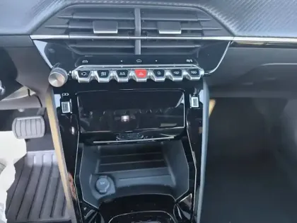 Photo 54 Peugeot 2008  Hybrid 145 e-DCS6