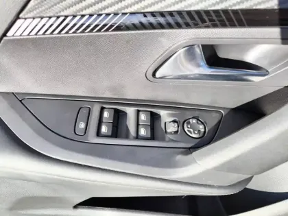 Photo 58 Peugeot 2008  Hybrid 145 e-DCS6