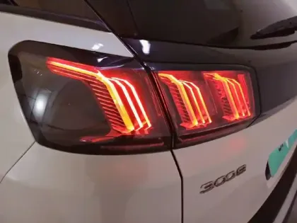 Photo 16 Peugeot 3008  Hybrid 225 e-EAT8