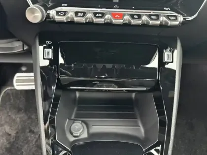 Photo 28 Peugeot 2008  Hybrid 145 e-DCS6